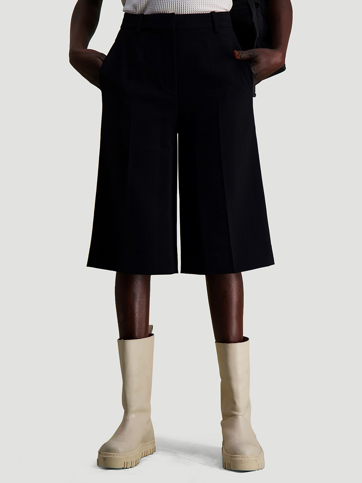 Angela Shorts Black 5