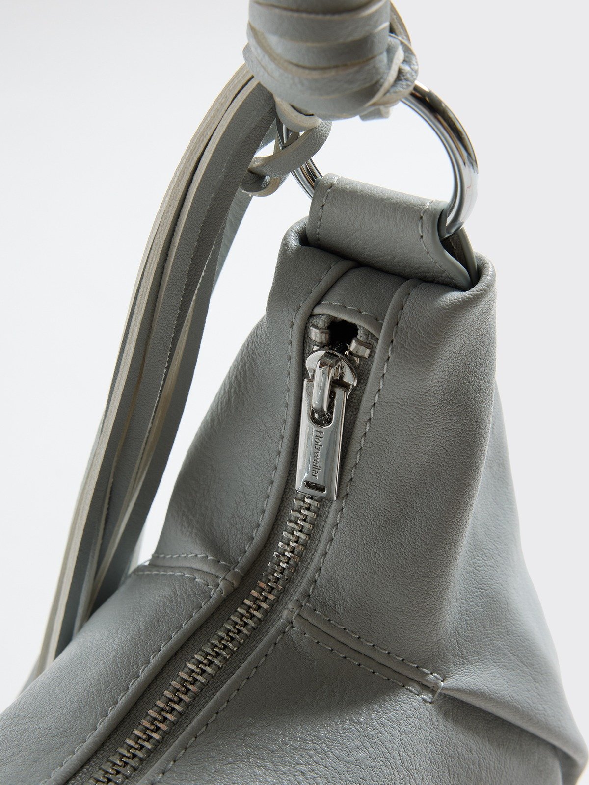 【関税込み】Holzweiler グレー Cocoon Carry ダウン バッグ Holzweiler グレー Cocoon Carry ダウン バッグ グレー | Lyst